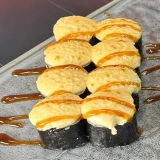 Ролл с креветкой запеченный