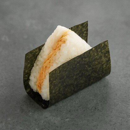 Онигири с жаренным тунцом и японским майонезом