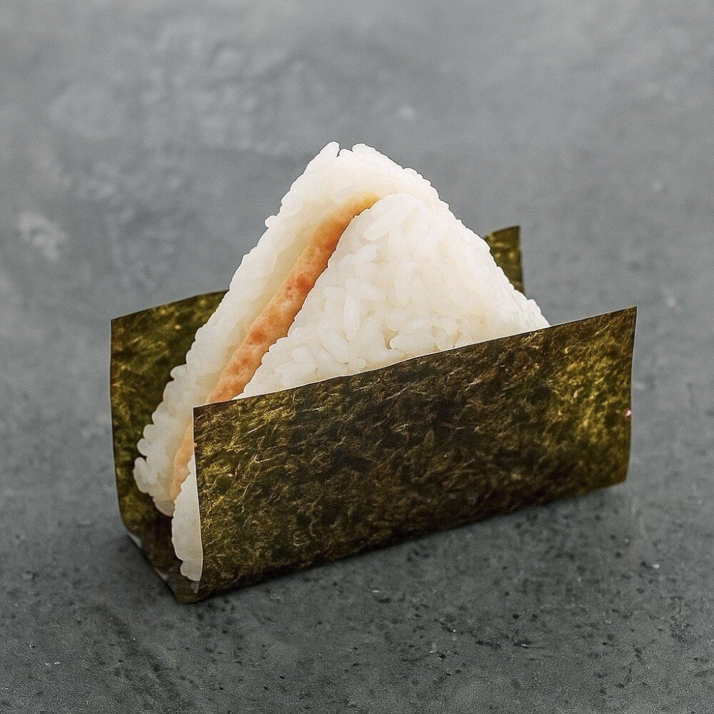 Онигири с рубленной креветкой и соусом спайси