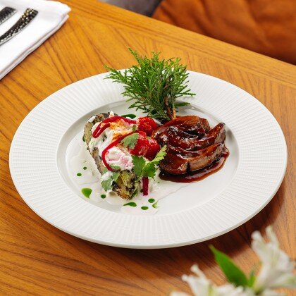 Язычки ягненка с баклажаном конфи и сыром страчателла