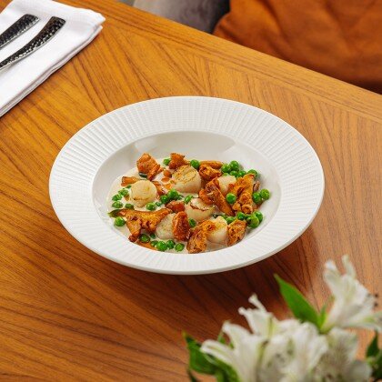 Гребешки с лисичками и зеленым горошком в сливочном соусе