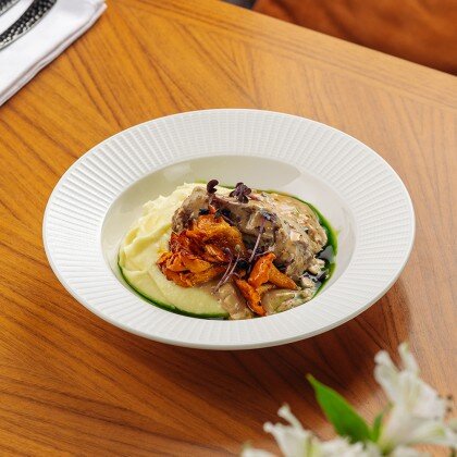 Щеки говяжьи с лисичками и пюре