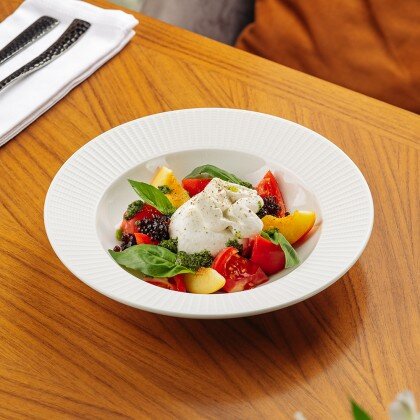 Бурата с томатами и бальзамической икрой