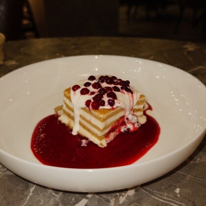 Медовик с брусничным соусом