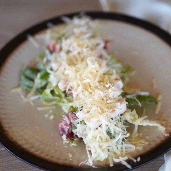 Салат с кальмаром гриль