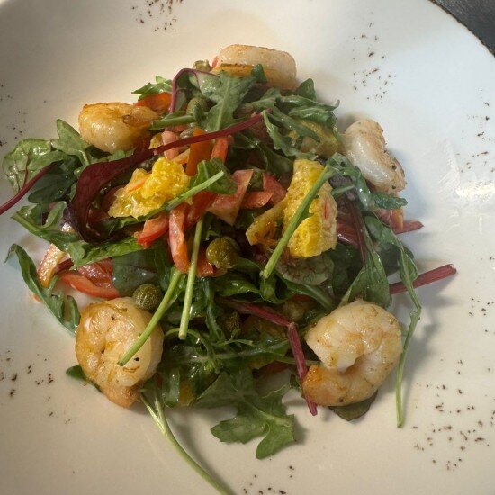 Летний салат с креветками и апельсином