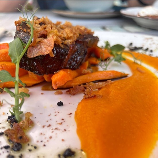 Говяжий язык с печёной морковью