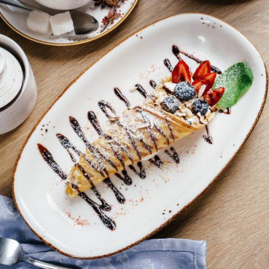 Вафельная трубочка с крем-чиз и ягодами