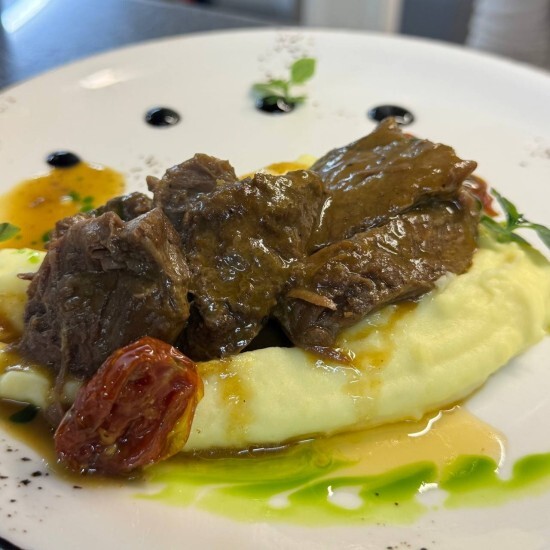 Телячьи щёчки, томлёные в красном вине