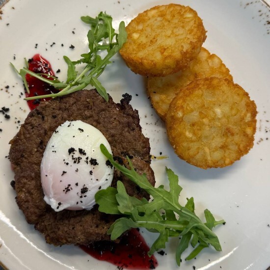 Бифштекс с картофельными крокетами