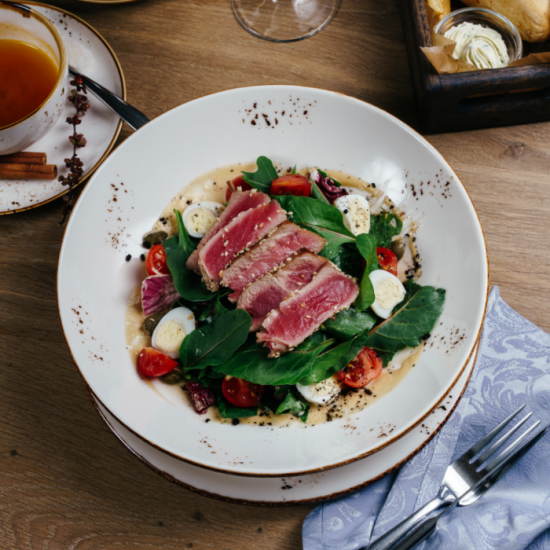 Салат с тунцом и соусом Тонато