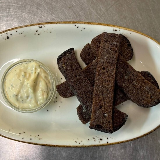 Хрустящие гренки с чесночным соусом