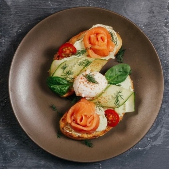 Брускетта "Лосось, маринованное яйцо"