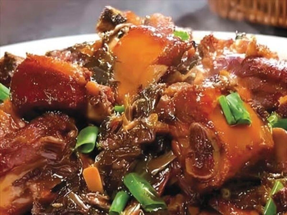 B15 Свиные рёбра с китайскими соленьями 梅干菜烧排骨