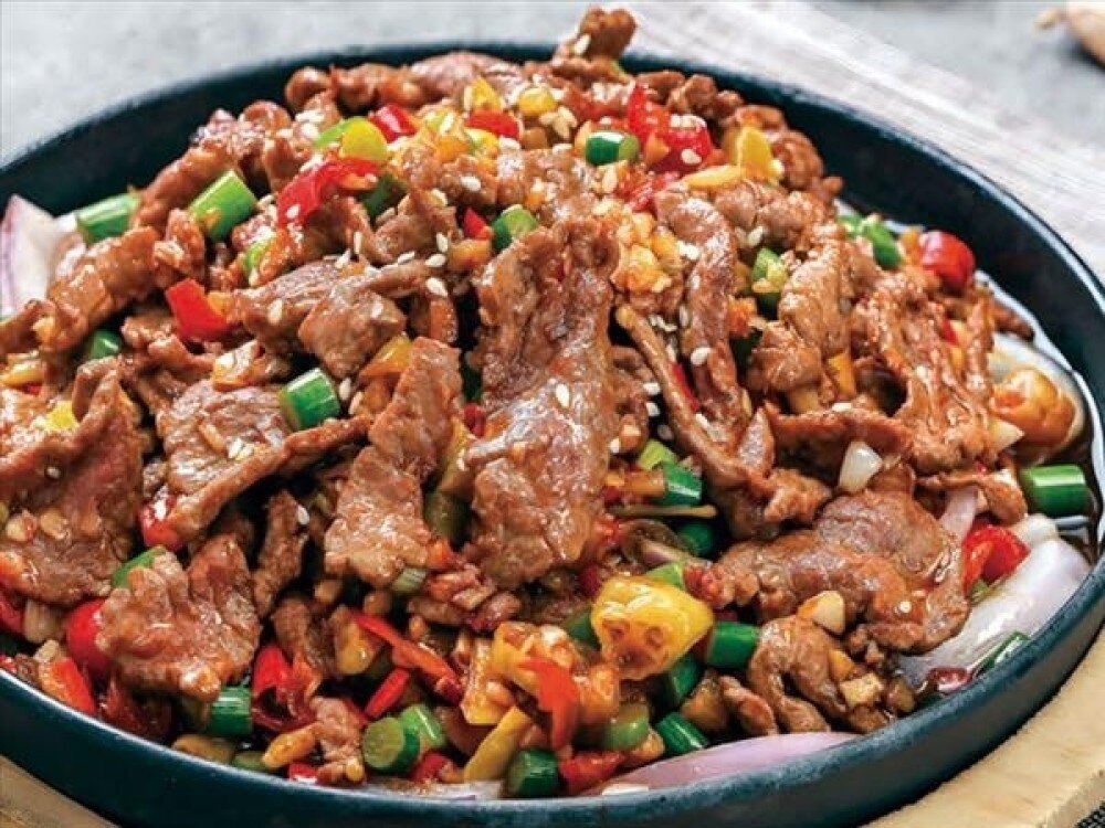 B21 Говядина на сковородке с болгарским перцем 铁板牛肉