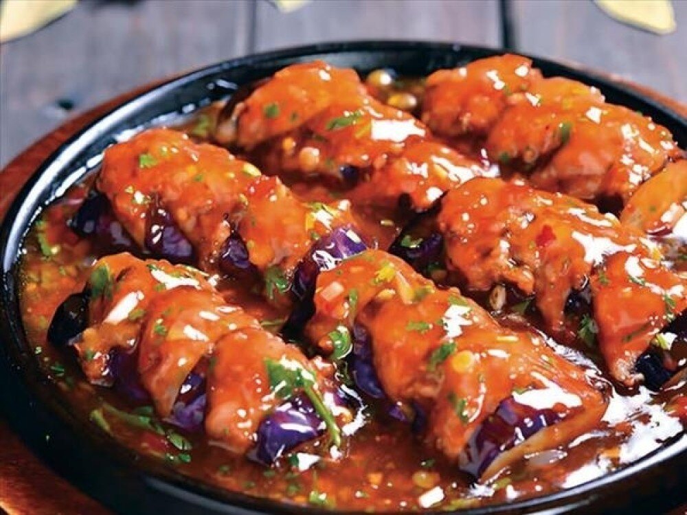B45 Жареные баклажаны в кисло-сладком соусе 泰式铁板茄子