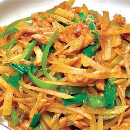 B32 Картофельная соломка с курицей 土豆丝炒鸡胸肉