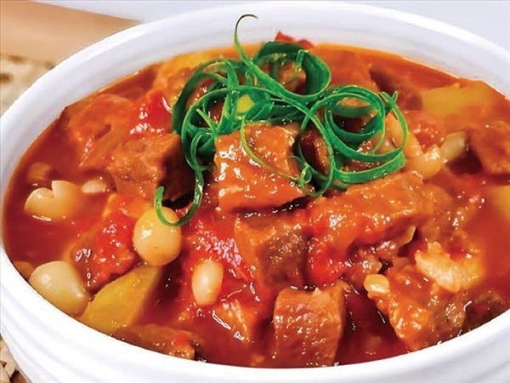 B23 Говядина в булоне с овощами 牛肉炖土豆西红柿