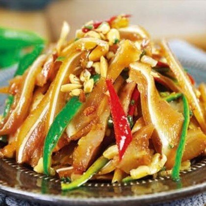 A1 Свиные уши с луком 凉拌猪耳