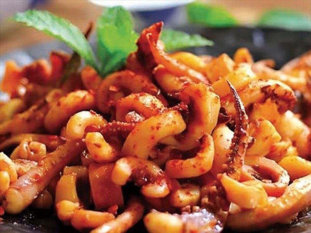 B37 Сковородка с кальмарами и овощами 铁板鱿鱼