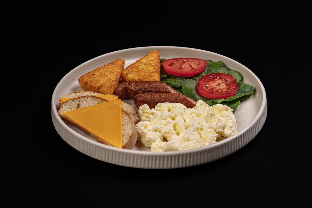 Скрэмбл с сосиской и хэшбрауном