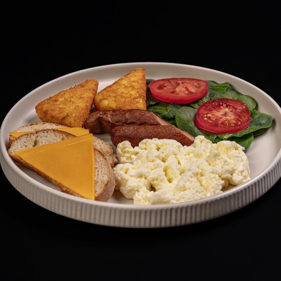 Скрэмбл с сосиской и хэшбрауном