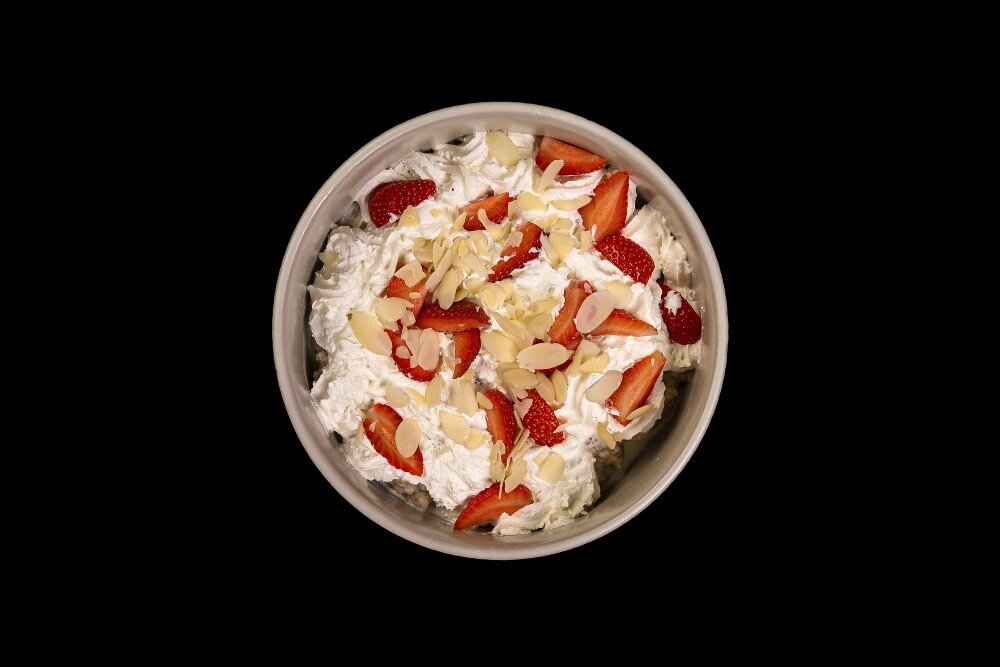 Каша с клубникой и взбитыми сливками