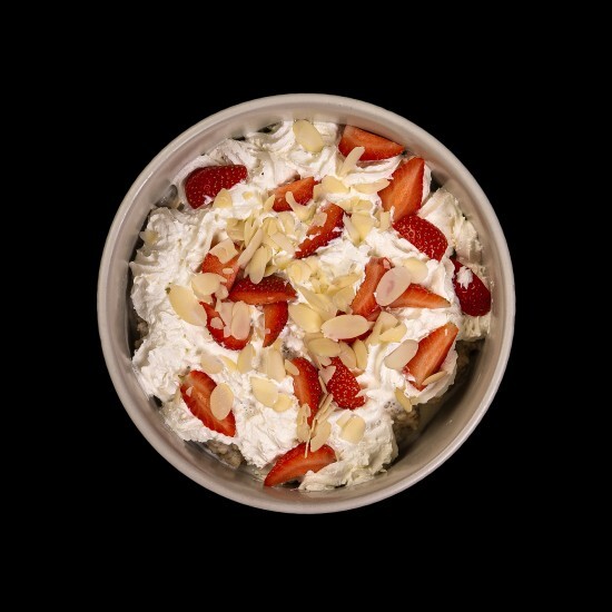 Каша с клубникой и взбитыми сливками