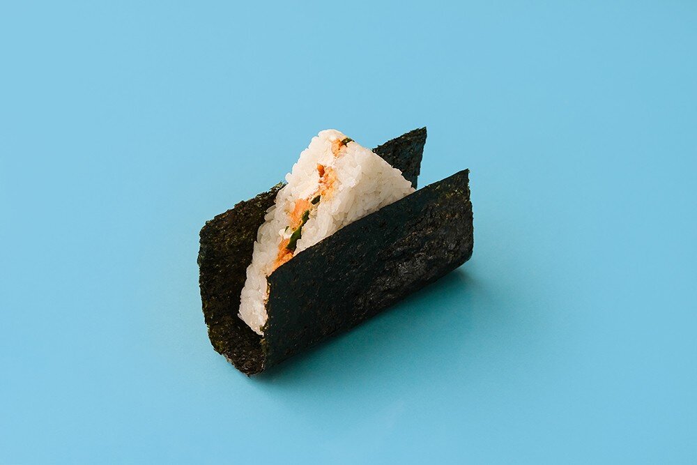 Онигири с жареным лососем