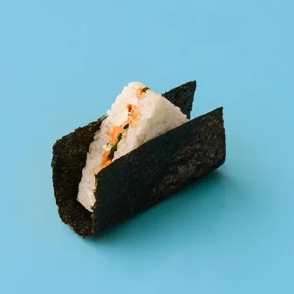 Онигири с жареным лососем