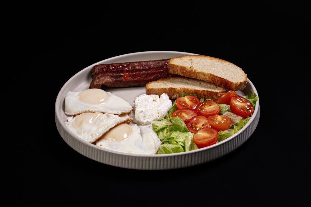 Традиционный завтрак с глазуньей