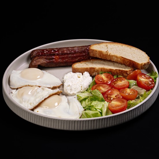 Традиционный завтрак с глазуньей