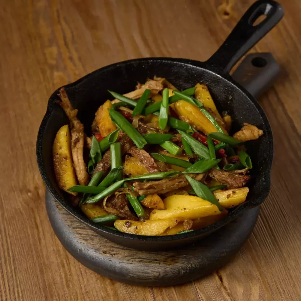 Сковорода с рваным мясом