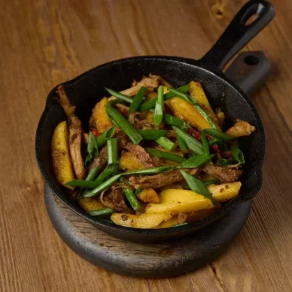 Сковорода с рваным мясом