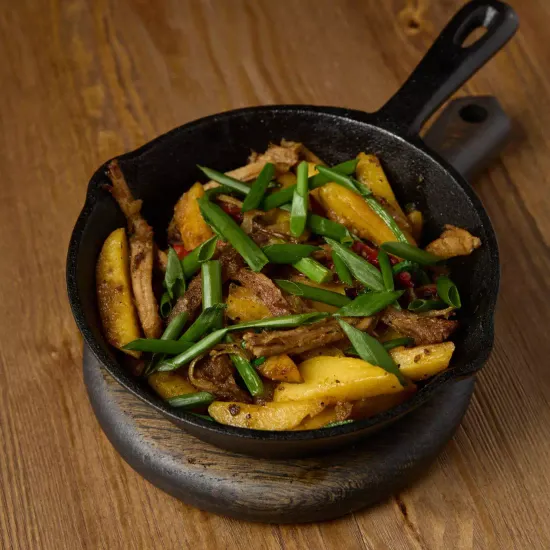 Сковорода с рваным мясом