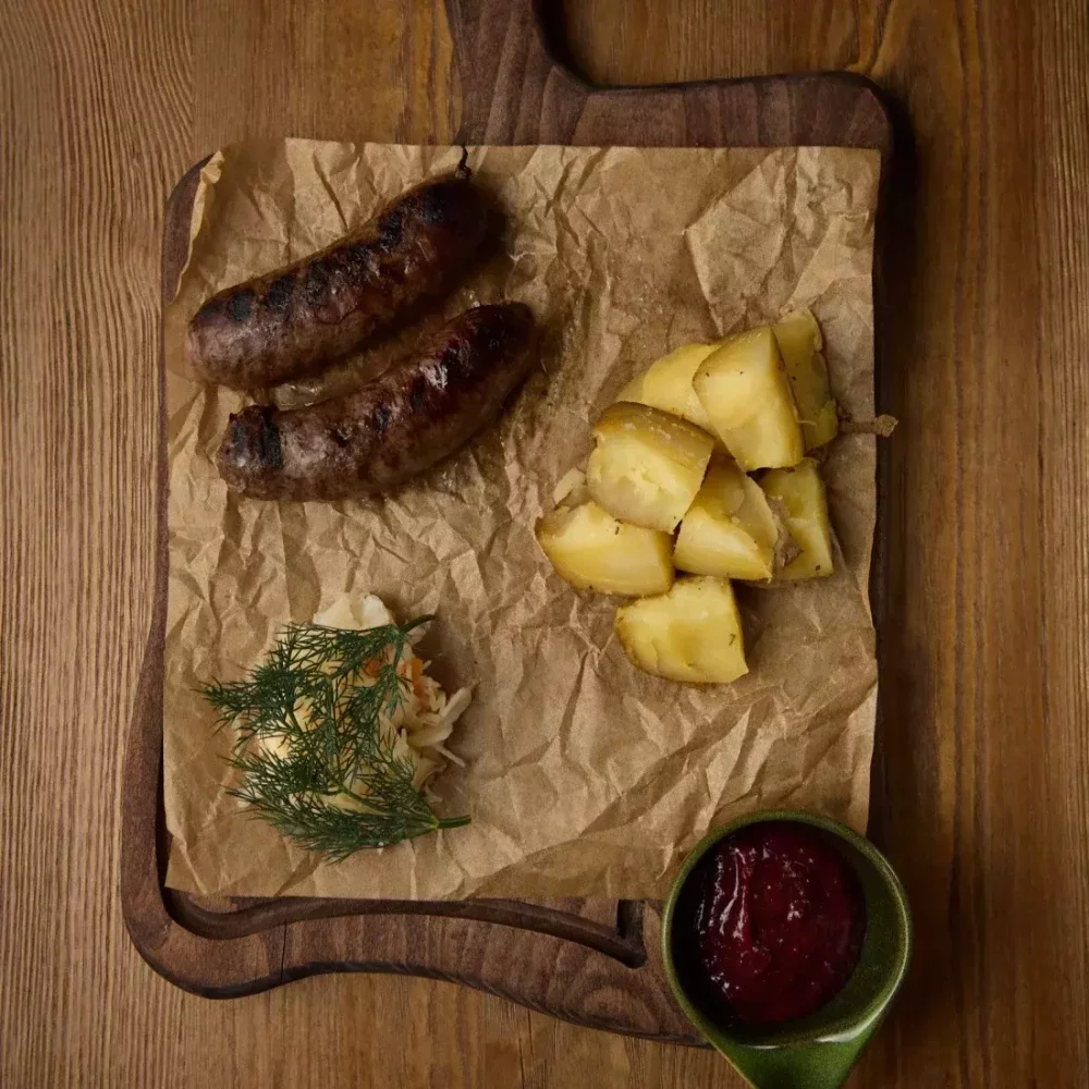 Колбаски гриль с можжевеловым соусом на мятом картофеле