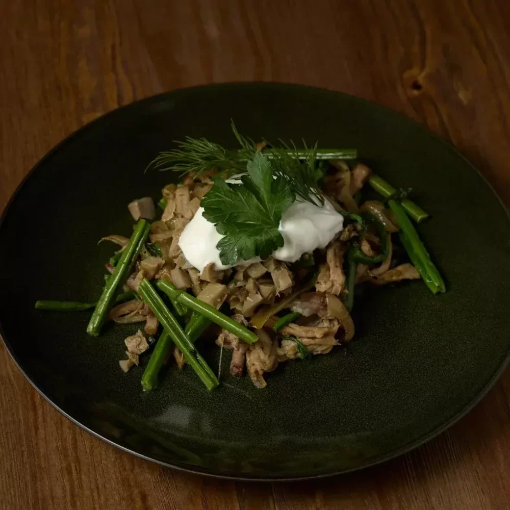 Тёплый салат из папоротника с рваным мясом