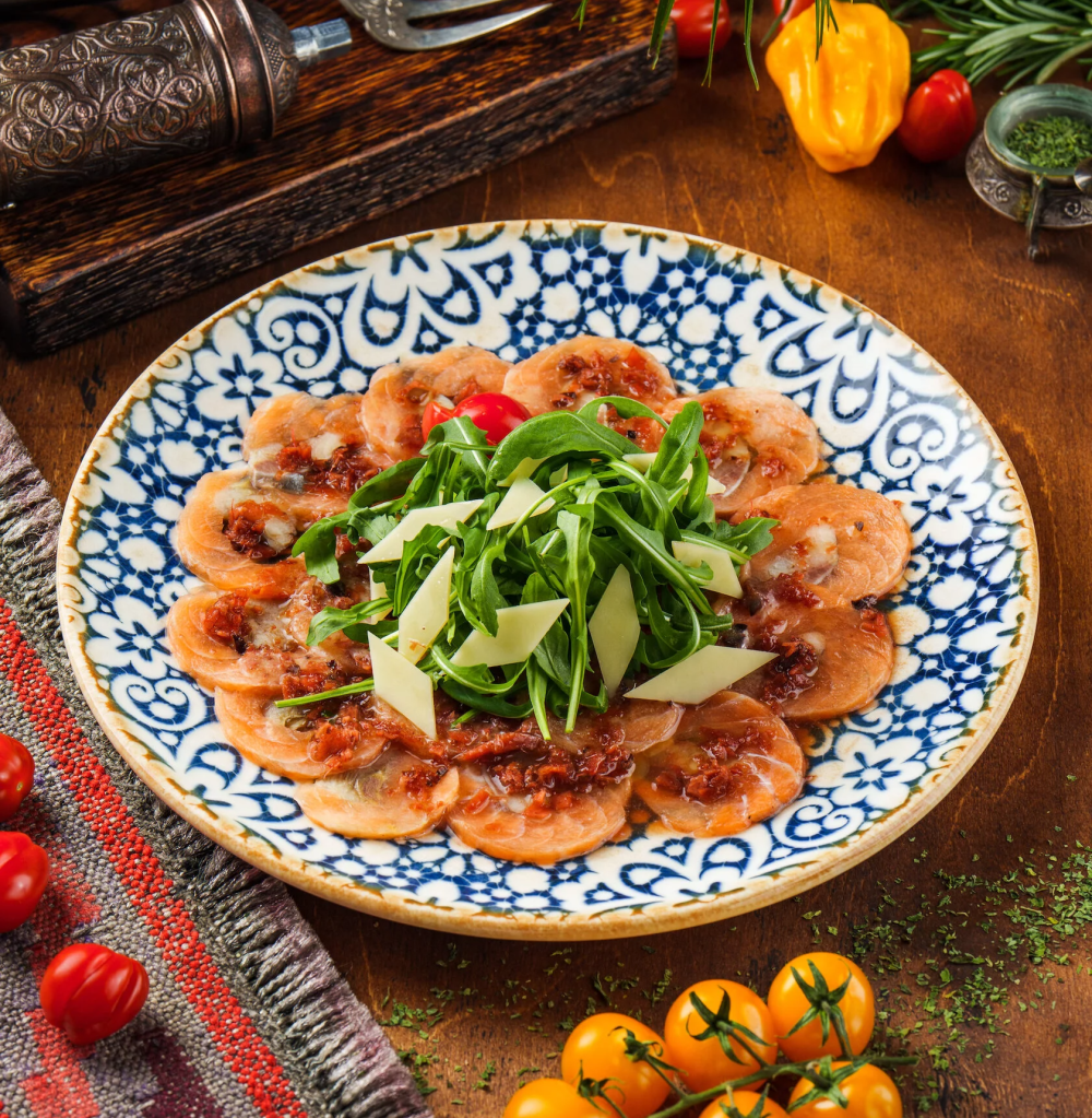 Карпаччо из слабосоленой семги с филе сельди в пикантном соусе от шефа