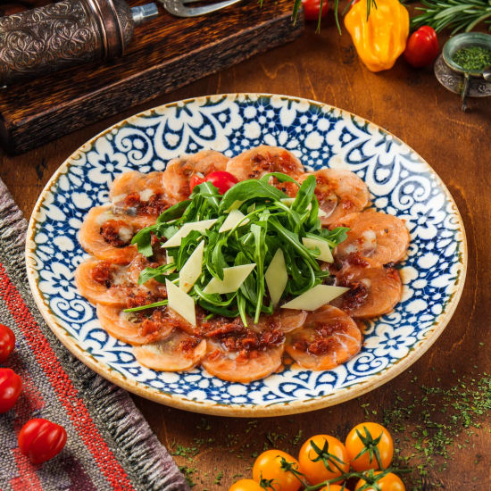 Карпаччо из слабосоленой семги с филе сельди в пикантном соусе от шефа