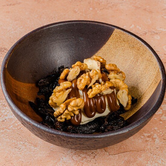 Вяленая сливас шоколадным кремом и соленой карамелью