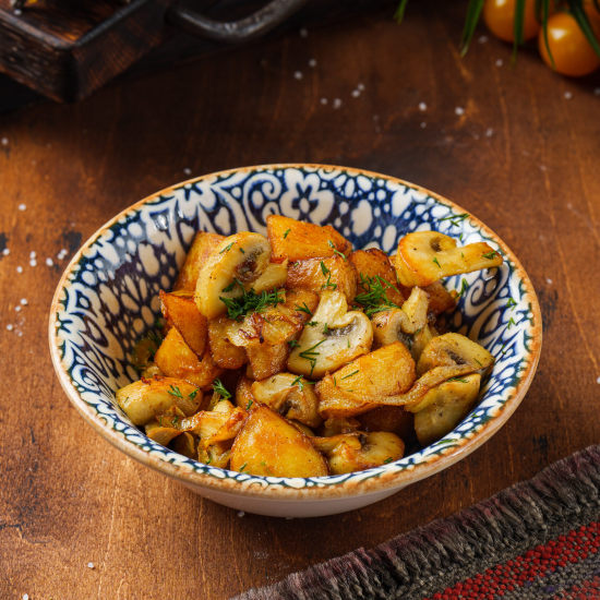 Картофель жареный с грибами и луком