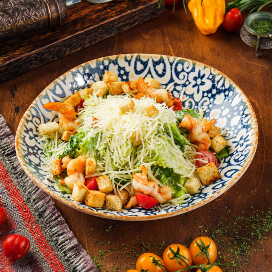 Цезарь с тигровыми креветками