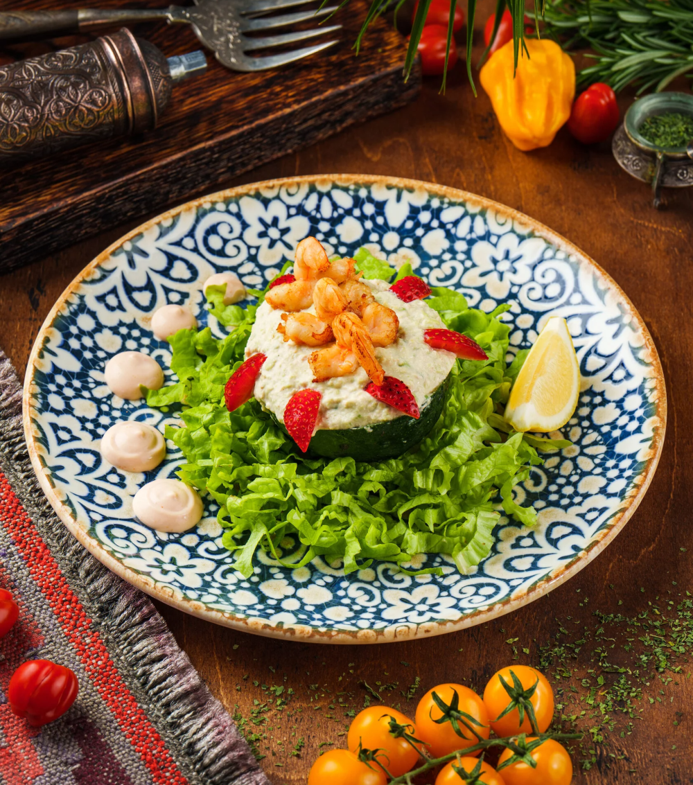 Салат авокадо с семгой и креветками