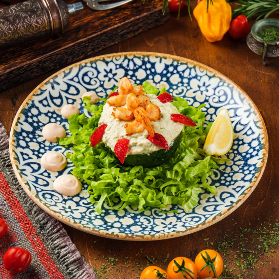 Салат авокадо с семгой и креветками