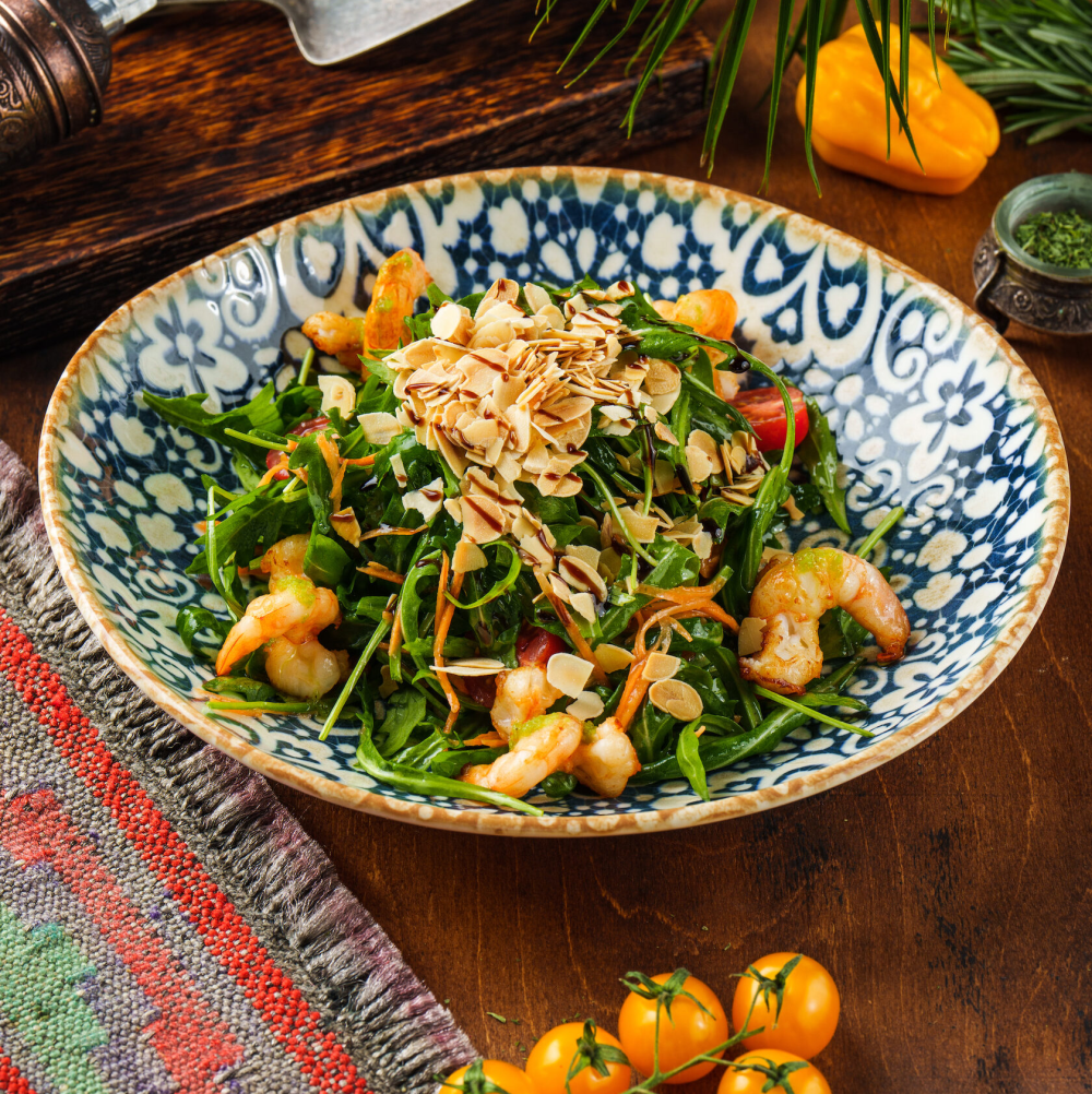 Руккола с тигровыми креветками