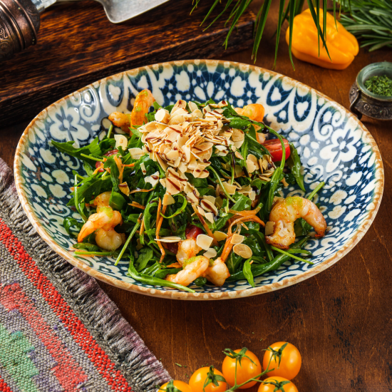 Руккола с тигровыми креветками