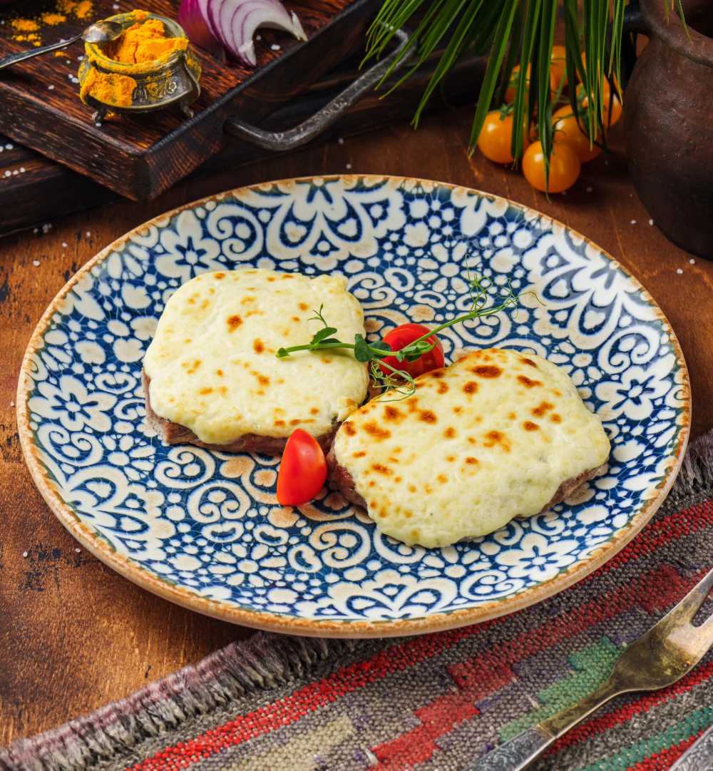 Медальоны из телятины под сливочным соусом