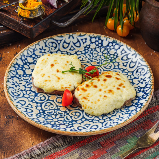 Медальоны из телятины под сливочным соусом