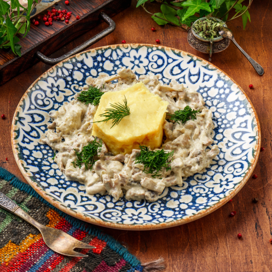 Бефстроганов из телятины в сливочно-грибном соусе