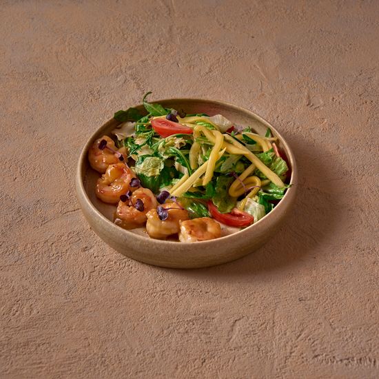 Салат с креветками и манго